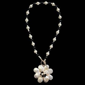 NWT ⚜️🖤⚜️ Gardenia Gorgeous Mother of Pearl Flower Statement Necklace